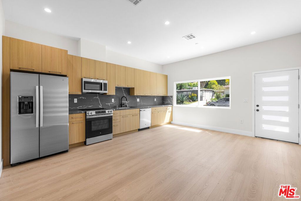 Image 19 of property listing at 5131 Don Pio Drive, Woodland Hills, CA 91364