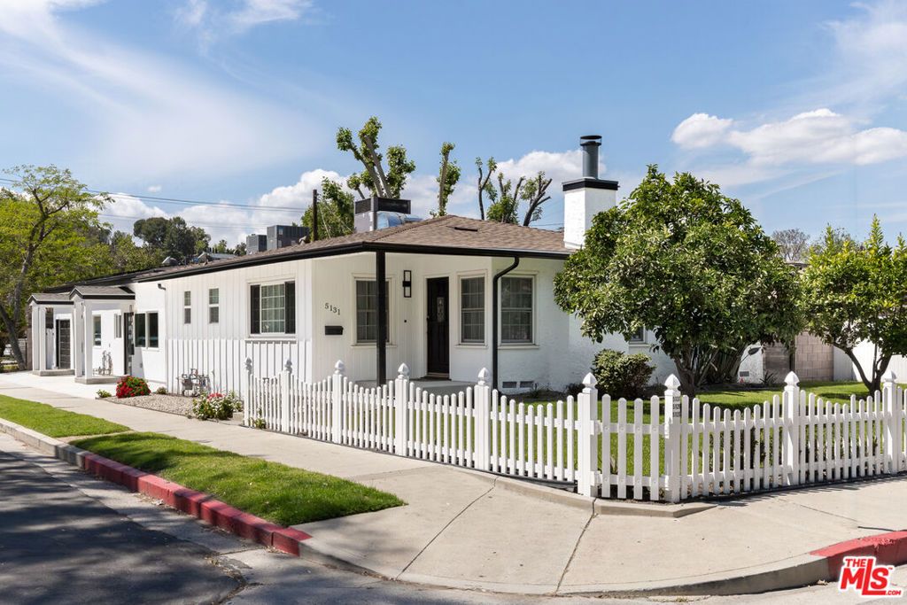 Image 2 of property listing at 5131 Don Pio Drive, Woodland Hills, CA 91364