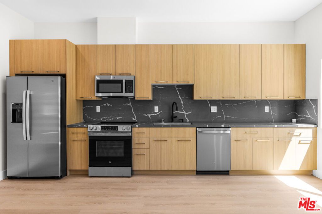 Image 20 of property listing at 5131 Don Pio Drive, Woodland Hills, CA 91364