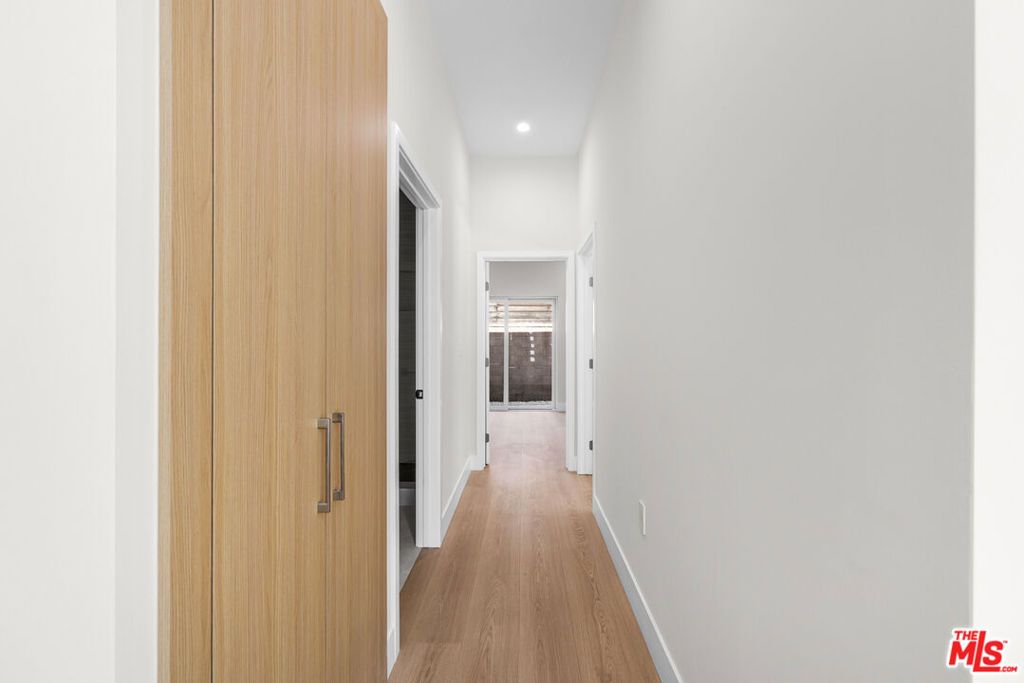 Image 21 of property listing at 5131 Don Pio Drive, Woodland Hills, CA 91364