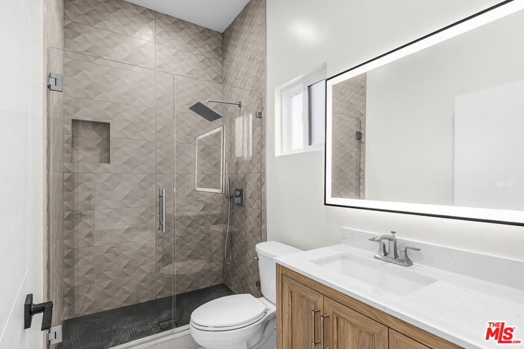 Image 23 of property listing at 5131 Don Pio Drive, Woodland Hills, CA 91364