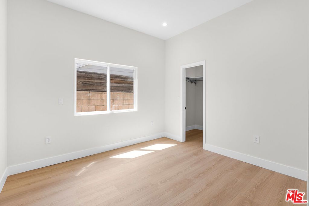 Image 24 of property listing at 5131 Don Pio Drive, Woodland Hills, CA 91364