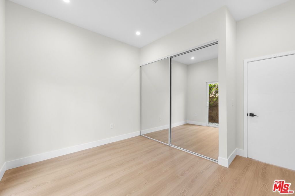 Image 25 of property listing at 5131 Don Pio Drive, Woodland Hills, CA 91364