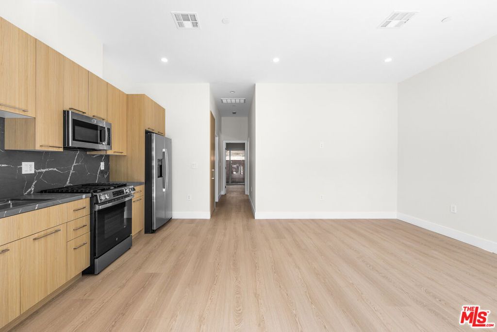 Image 28 of property listing at 5131 Don Pio Drive, Woodland Hills, CA 91364