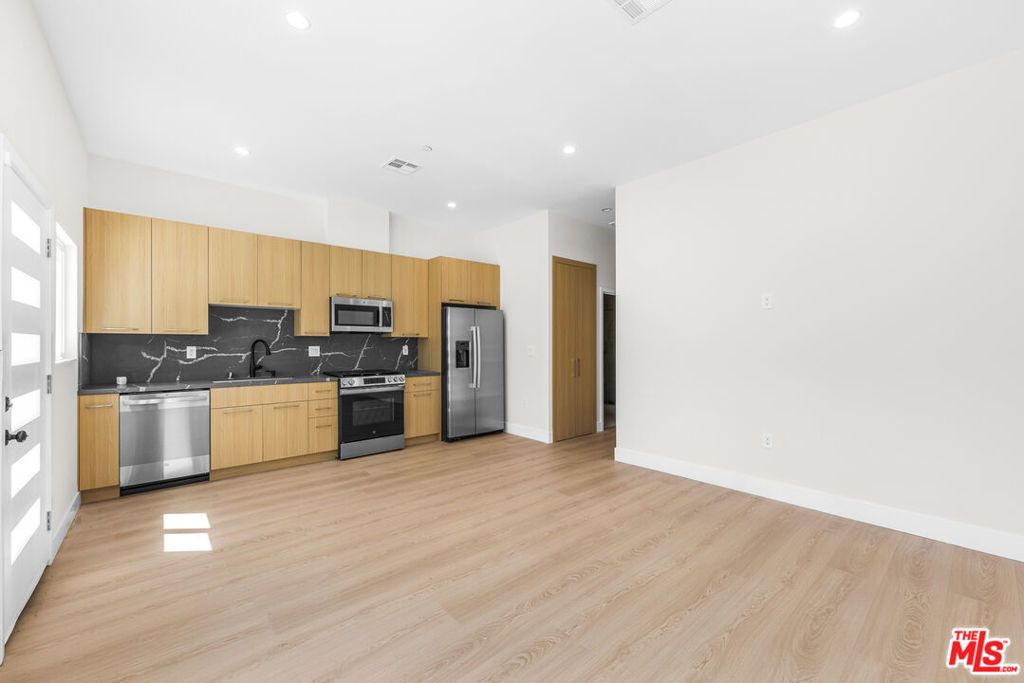 Image 30 of property listing at 5131 Don Pio Drive, Woodland Hills, CA 91364