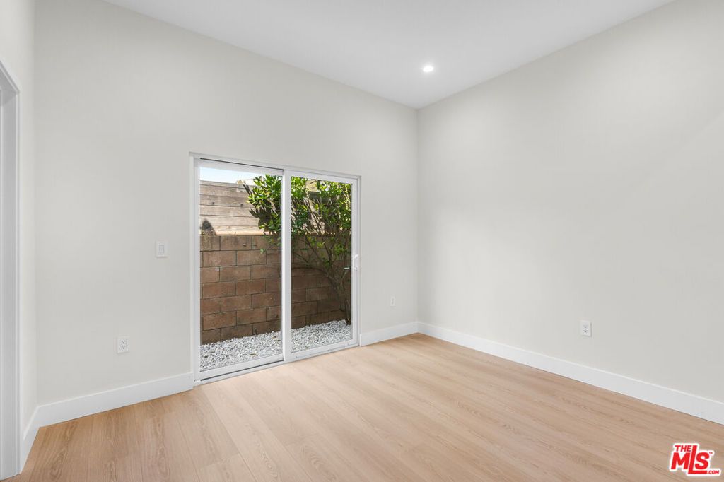 Image 31 of property listing at 5131 Don Pio Drive, Woodland Hills, CA 91364