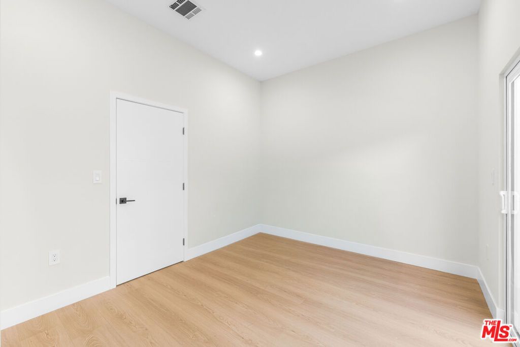 Image 32 of property listing at 5131 Don Pio Drive, Woodland Hills, CA 91364