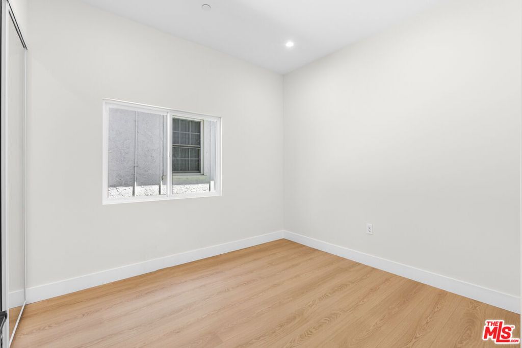 Image 34 of property listing at 5131 Don Pio Drive, Woodland Hills, CA 91364