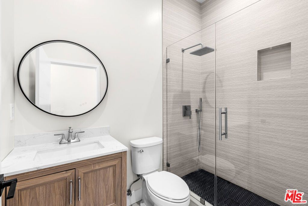 Image 35 of property listing at 5131 Don Pio Drive, Woodland Hills, CA 91364