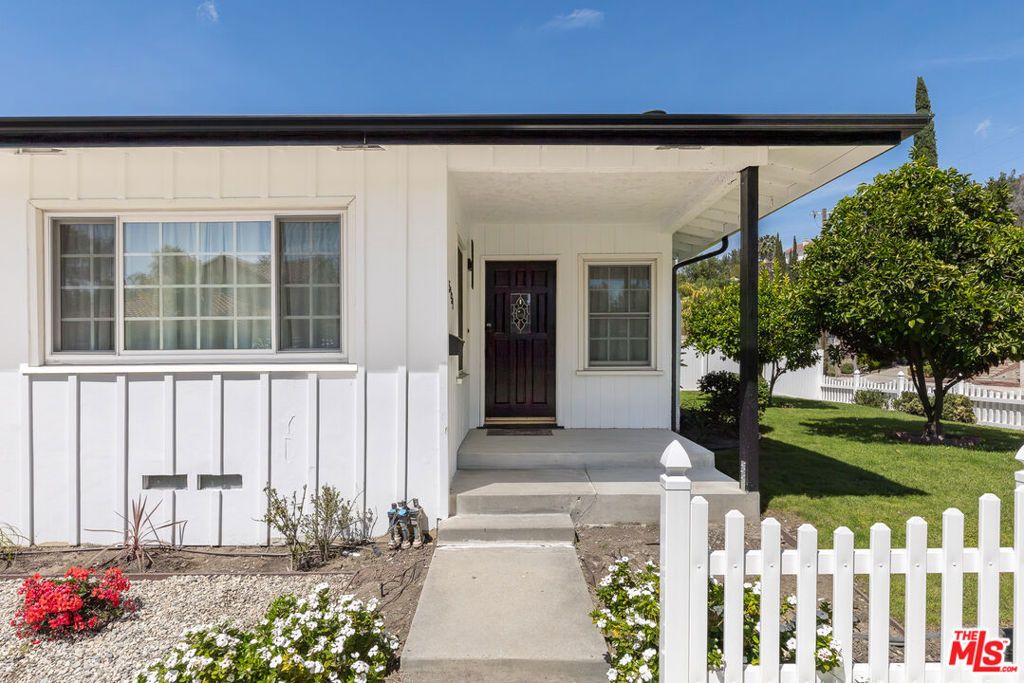 Image 4 of property listing at 5131 Don Pio Drive, Woodland Hills, CA 91364