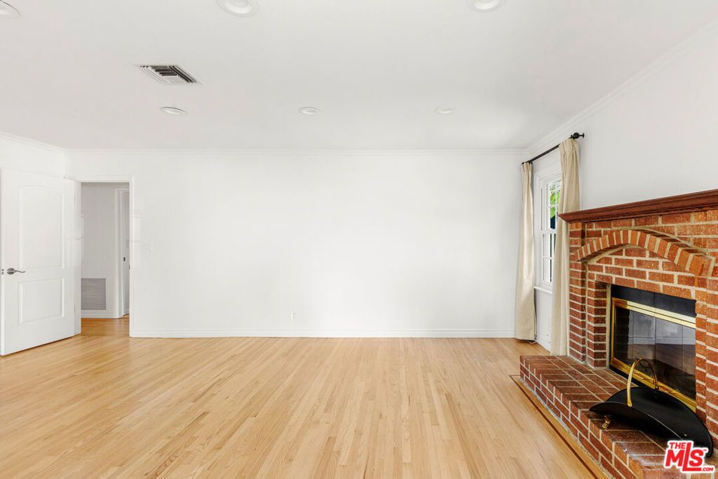 Image 5 of property listing at 5131 Don Pio Drive, Woodland Hills, CA 91364