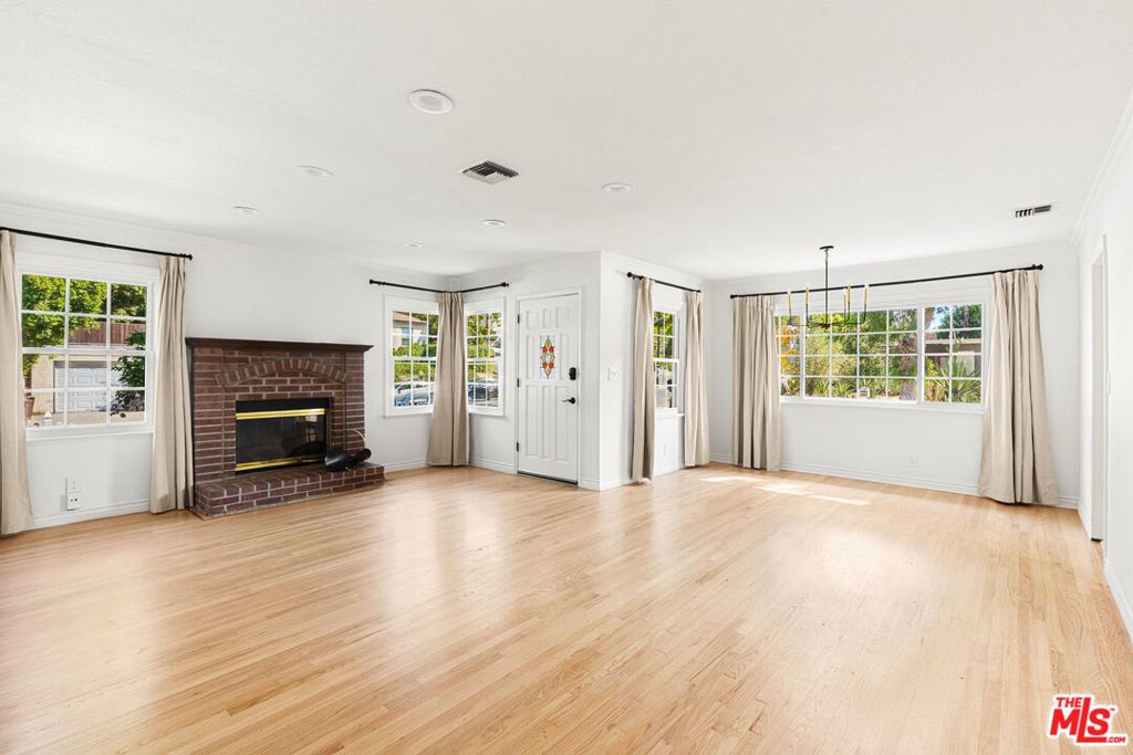 Image 6 of property listing at 5131 Don Pio Drive, Woodland Hills, CA 91364