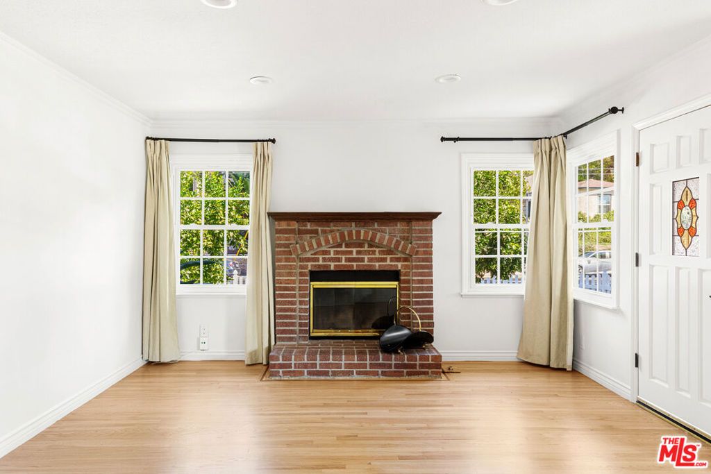 Image 7 of property listing at 5131 Don Pio Drive, Woodland Hills, CA 91364