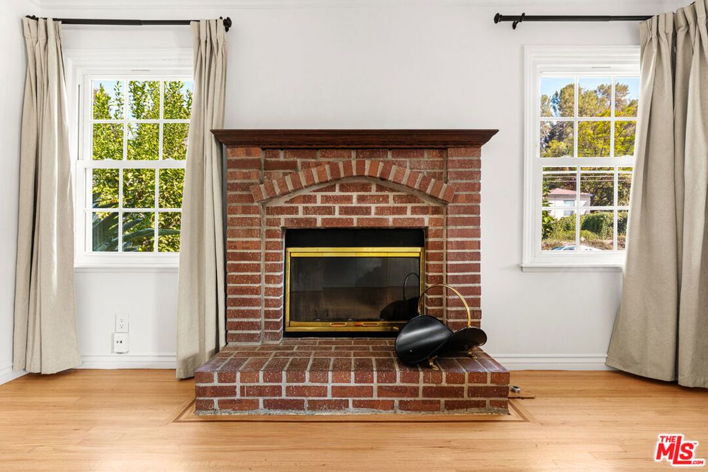 Image 8 of property listing at 5131 Don Pio Drive, Woodland Hills, CA 91364