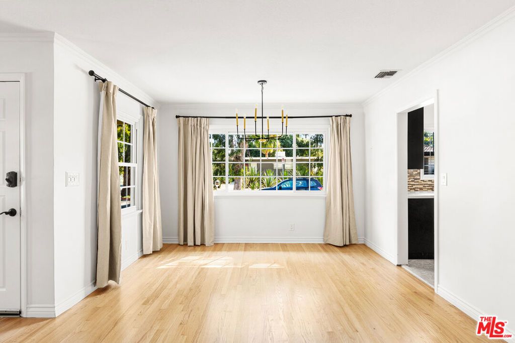 Image 9 of property listing at 5131 Don Pio Drive, Woodland Hills, CA 91364