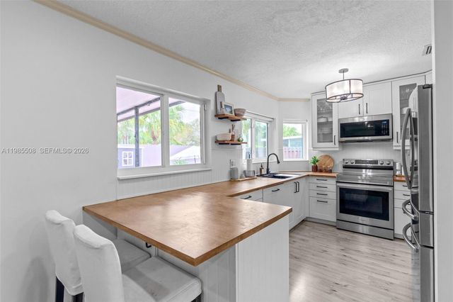 2590 N Rampart Way N, Cooper City, FL 33026