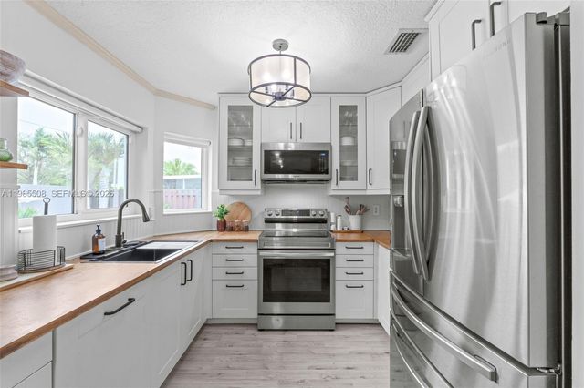 2590 N Rampart Way N, Cooper City, FL 33026