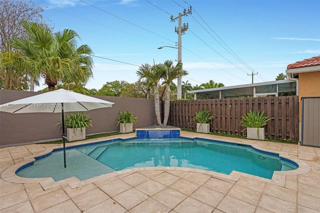 2590 N Rampart Way N, Cooper City, FL 33026