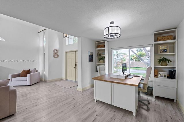 2590 N Rampart Way N, Cooper City, FL 33026