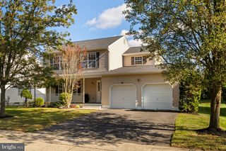 10 BLOSSOM DR, Ewing, NJ 08638