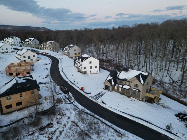 40 Southfield Falls, Monroe, NY 10950