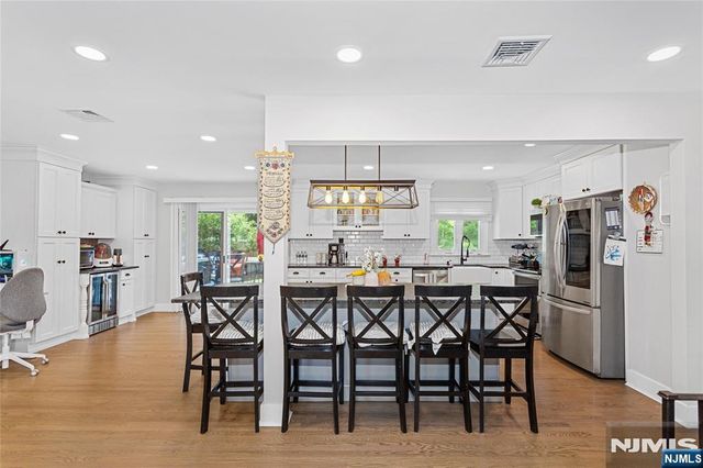9 Glen Gray Road, Oakland, NJ 07436