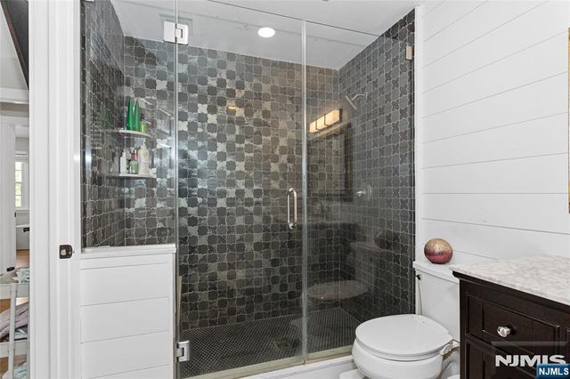 9 Glen Gray Road, Oakland, NJ 07436