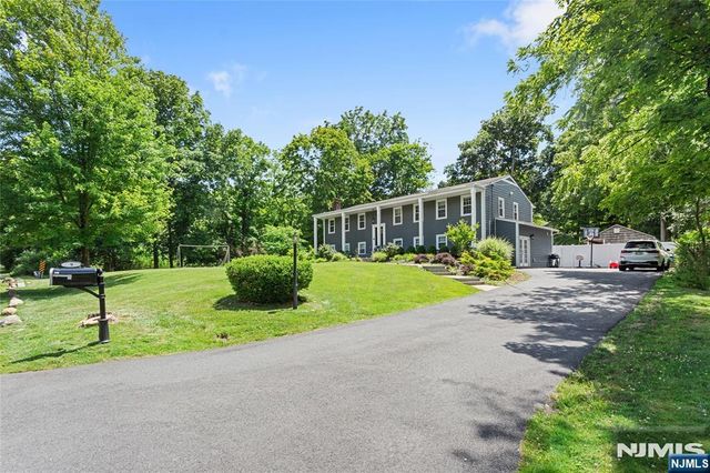 9 Glen Gray Road, Oakland, NJ 07436
