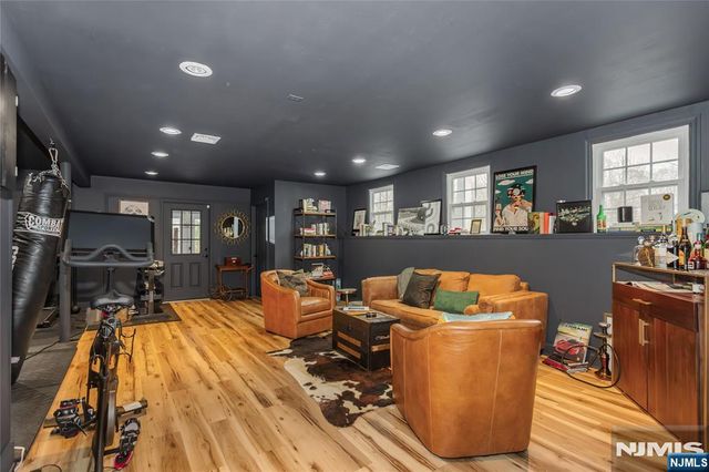 9 Glen Gray Road, Oakland, NJ 07436