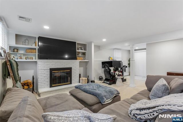 9 Glen Gray Road, Oakland, NJ 07436