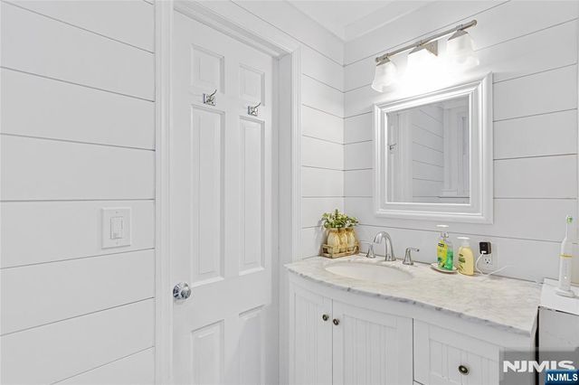 9 Glen Gray Road, Oakland, NJ 07436