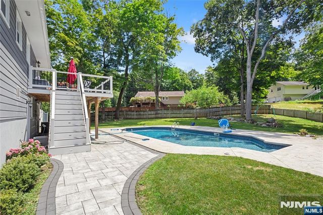 9 Glen Gray Road, Oakland, NJ 07436