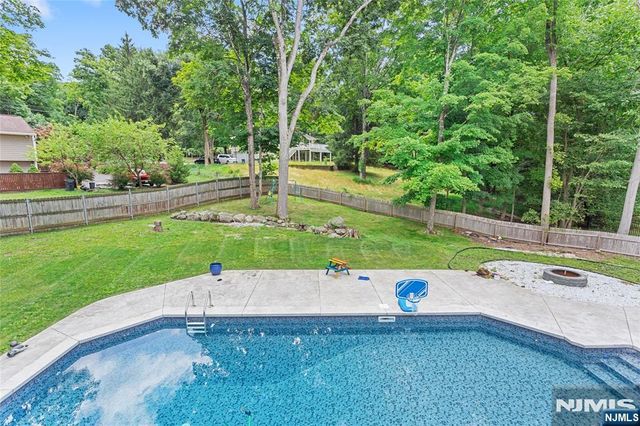 9 Glen Gray Road, Oakland, NJ 07436