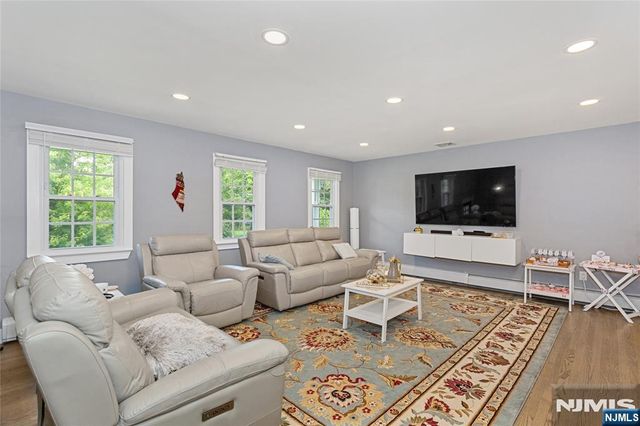 9 Glen Gray Road, Oakland, NJ 07436
