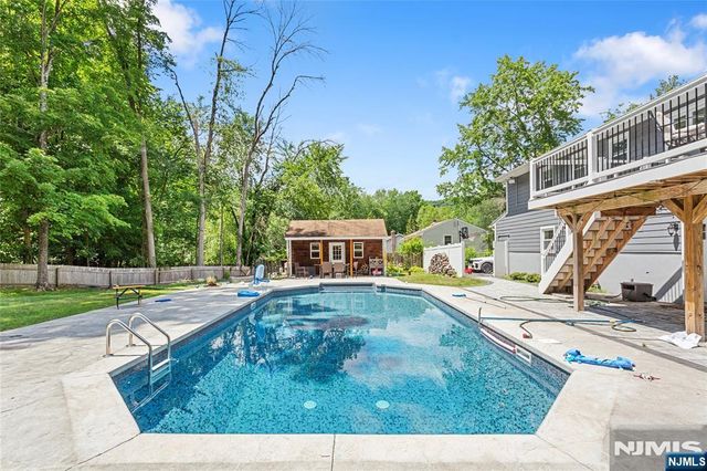 9 Glen Gray Road, Oakland, NJ 07436