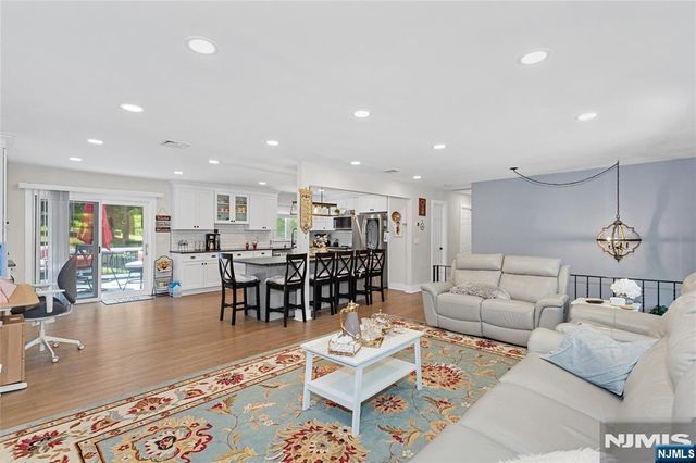 9 Glen Gray Road, Oakland, NJ 07436