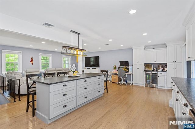 9 Glen Gray Road, Oakland, NJ 07436