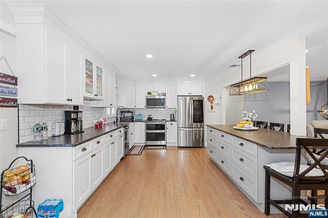 9 Glen Gray Road, Oakland, NJ 07436