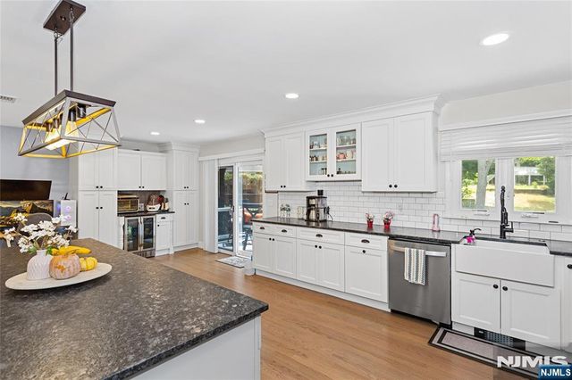 9 Glen Gray Road, Oakland, NJ 07436