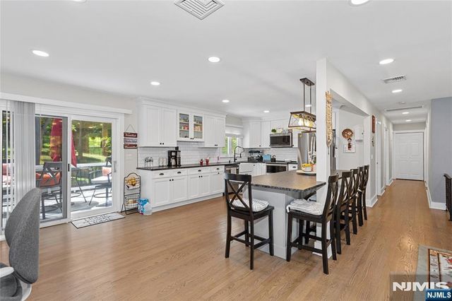 9 Glen Gray Road, Oakland, NJ 07436