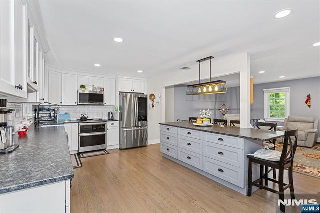 9 Glen Gray Road, Oakland, NJ 07436