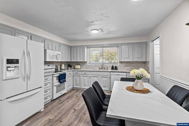 2593 Honeysuckle Wy NE, Salem, OR 97301