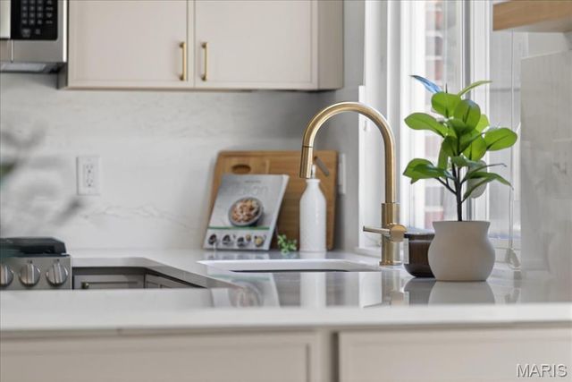 1061 Summer Tree Drive, Ballwin, MO 63011