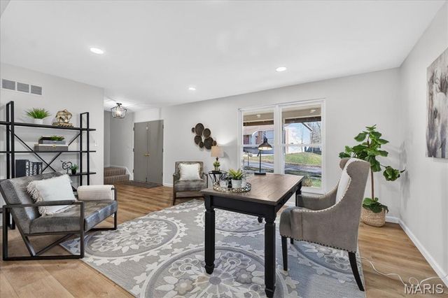 1061 Summer Tree Drive, Ballwin, MO 63011