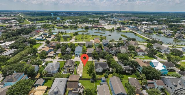 822 Cedar Road, Clear Lake Shores, TX 77565