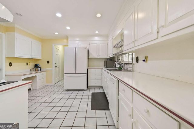 85 Shadow Lake Drive SW, Lilburn, GA 30047