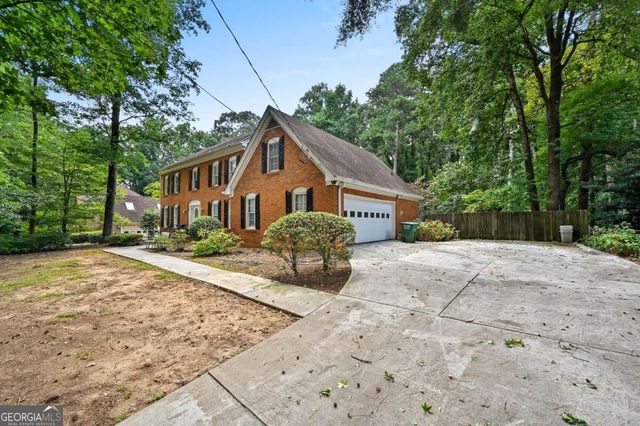 85 Shadow Lake Drive SW, Lilburn, GA 30047