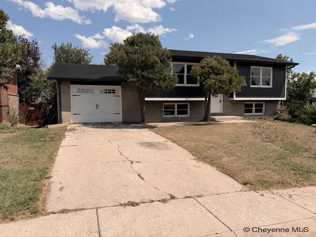 1601 COLUMBINE CT, Cheyenne, WY 82001
