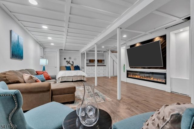 301 Lakeside Blvd, Hopatcong Boro, NJ 07843