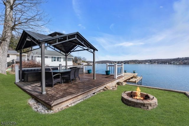 301 Lakeside Blvd, Hopatcong Boro, NJ 07843